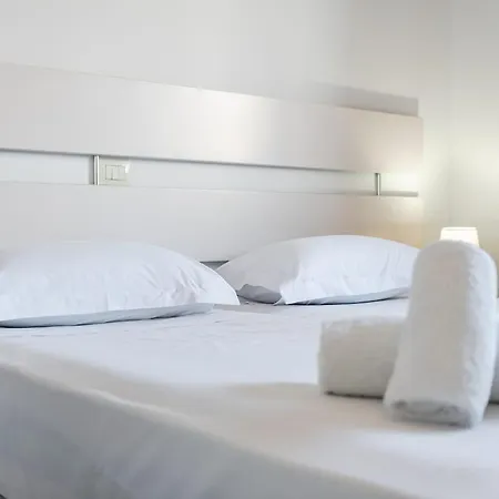 Stylish With Scenic Gardens By Pikhost Apartament *