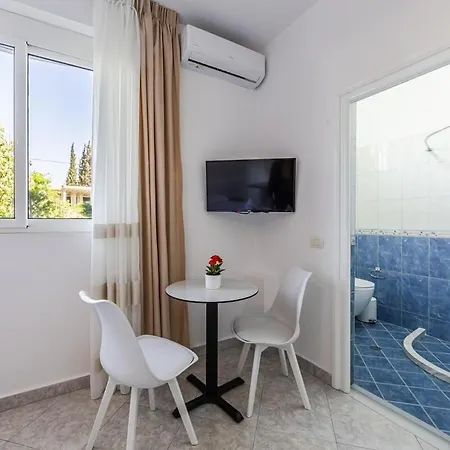Stylish With Scenic Gardens By Pikhost Apartament *