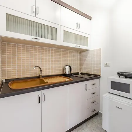 Apartament Stylish With Scenic Gardens By Pikhost Golem (Tirana)