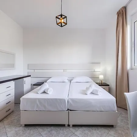 Stylish With Scenic Gardens By Pikhost Apartament *