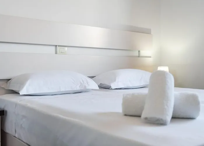 Stylish With Scenic Gardens By Pikhost Apartment *