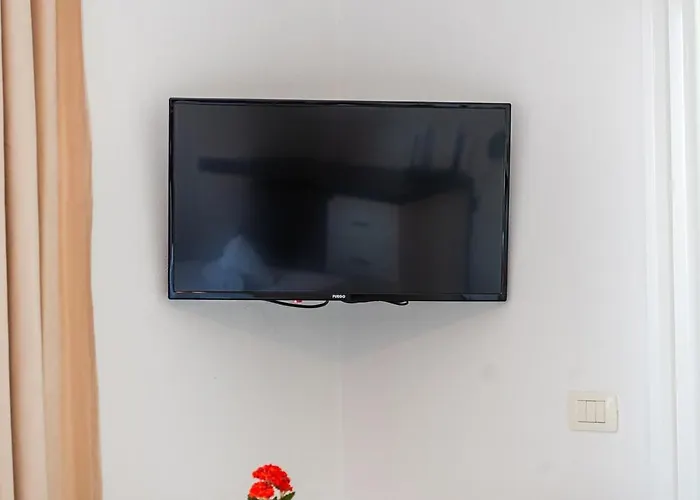 Apartment Stylish With Scenic Gardens By Pikhost *