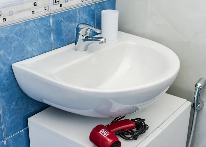 Stylish With Scenic Gardens By Pikhost Apartment *