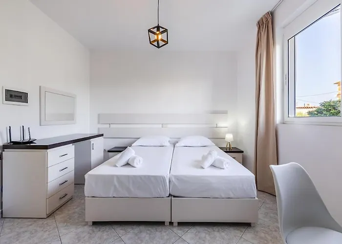 Stylish With Scenic Gardens By Pikhost Apartment *