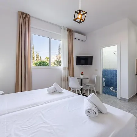 Apartment Stylish With Scenic Gardens