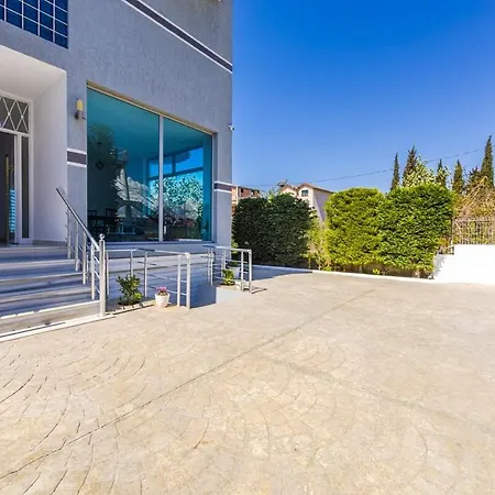 Stylish With Scenic Gardens By Pikhost Apartman Golem