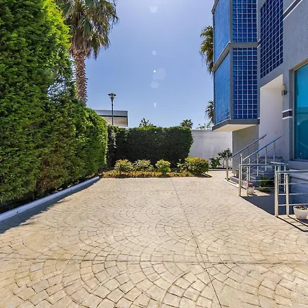 Apartment Stylish With Scenic Gardens