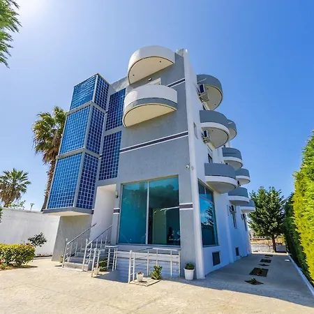Apartment Stylish With Scenic Gardens *