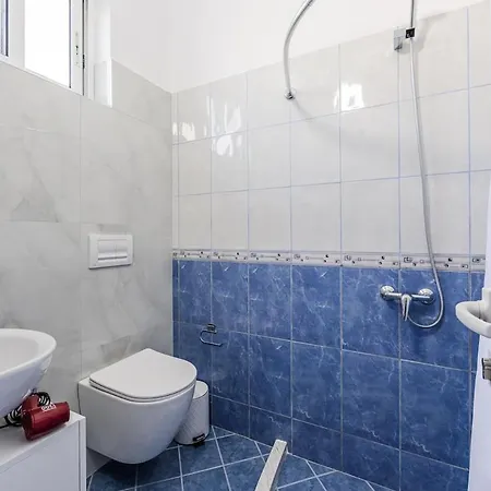 Apartman Stylish With Scenic Gardens By Pikhost