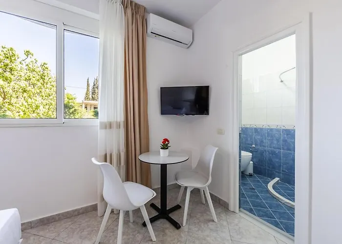 Stylish With Scenic Gardens By Pikhost Apartment *