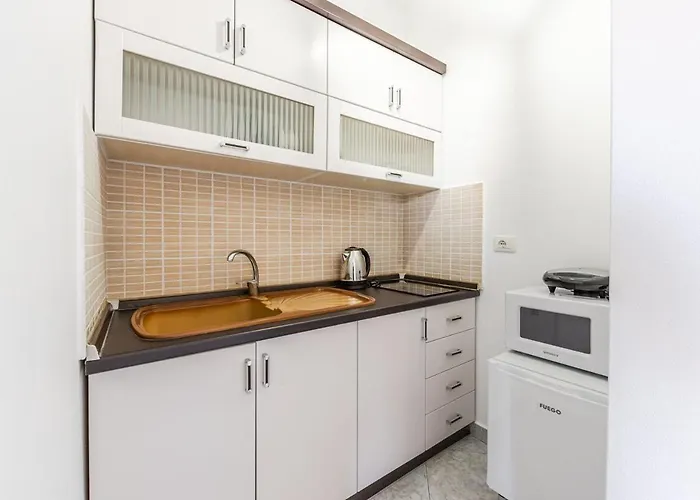 Apartment Stylish With Scenic Gardens By Pikhost Golem (Tirana)