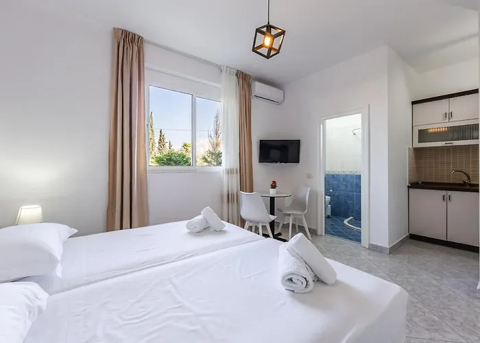 Apartment Stylish With Scenic Gardens By Pikhost