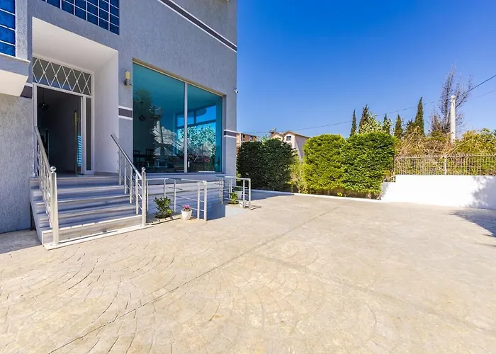 Stylish With Scenic Gardens By Pikhost Apartment Golem (Tirana)