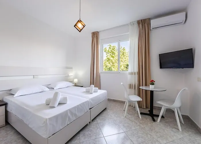 Stylish With Scenic Gardens By Pikhost