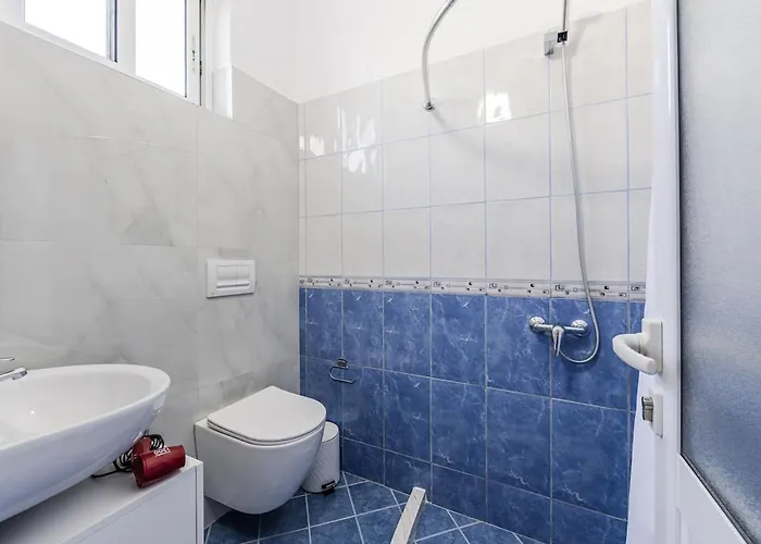 Apartment Stylish With Scenic Gardens By Pikhost