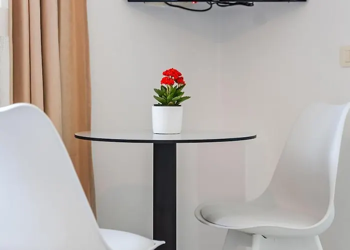 Stylish With Scenic Gardens By Pikhost Apartment Golem (Tirana)